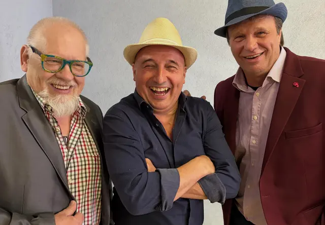Die Kabarettisten Manfred Brunner und Christoph Fälbl mit Eventmanager Thomas Hetlinger (v. l.) freuen sich auf das Benefiz-Boccia-Turnier.  | Foto: Christine Fröschl