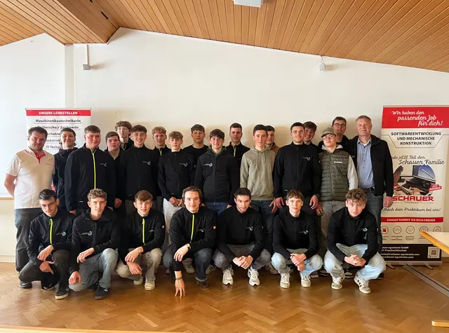Die Schüler der Patenklasse 3b durften bereits erste Praxisluft schnuppern. | Foto: Schauer Agrotronic