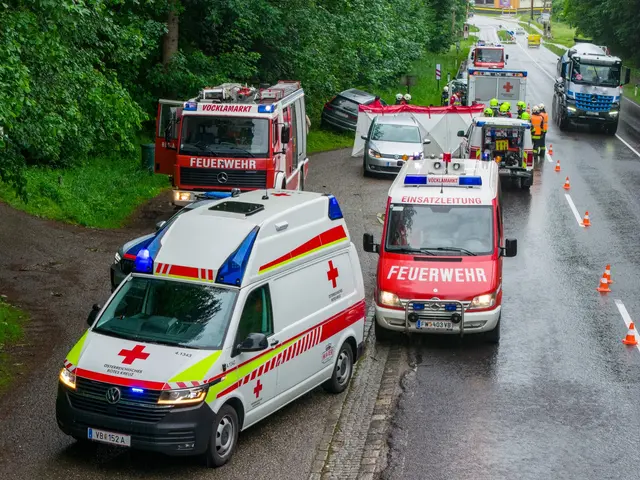 Noch vor dem Eintreffen der Einsatzkräfte befreiten Ersthelfer den Lenker aus dem Fahrzeug. | Foto: FOTOKERSCHI/MATTHIAS KALTENLEITNER