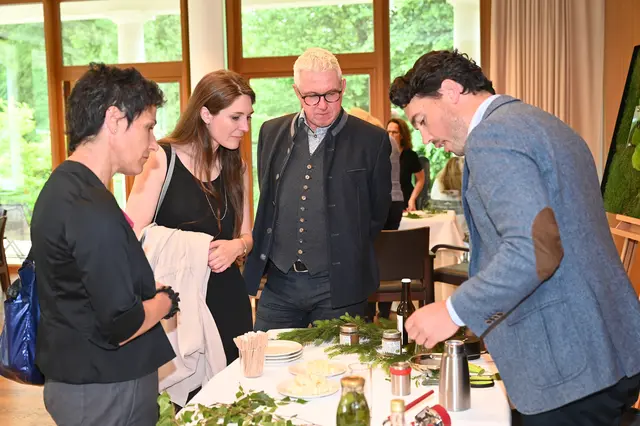 Zweite Station: "WienerWaldBierGenuss" mit dem Waldökologen Artur Cisar-Erlach. | Foto: Wienerwald Tourismus / Sonja Pohl