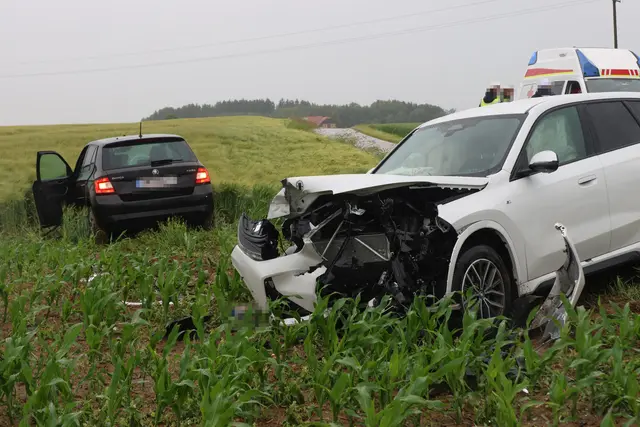 Nach einem Kreuzungscrash in Sattledt landen beide Unfallfahrzeuge im angrenzenden Feld.