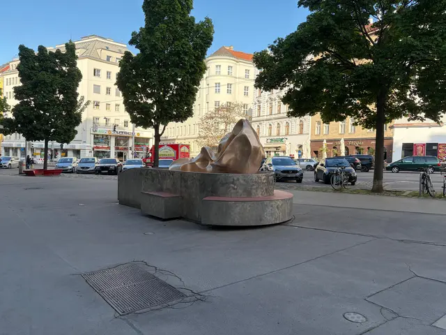 Rund um den Brunnen vor der Wiedner Hauptstraße 94 ist es grau. Das könnte sich bald ändern. | Foto: GB*/Christina Schneider