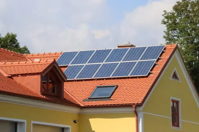 Moderne Heizsysteme wie Photovoltaik, Wärmepumpen und Holzheizungen stehen für nachhaltige und effiziente Energieversorgung. | Foto: Martin Wurglits