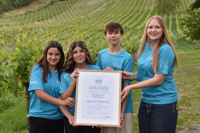 Marie Steurer, Sophia Feibel, Kevin Brückler und Lena Krammer präsentierten die Zertifizierungsurkunde. | Foto: MeinBezirk/Michael Strini
