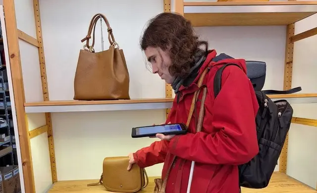 Beruf des Taschners aus der Perspektive eines Sehbehinderten