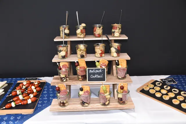 Vom "Antipasti-Cocktail" bis zu Garnelen und Brötchen reichte die Palette für das leibliche Wohl. | Foto: MeinBezirk/Michael Strini