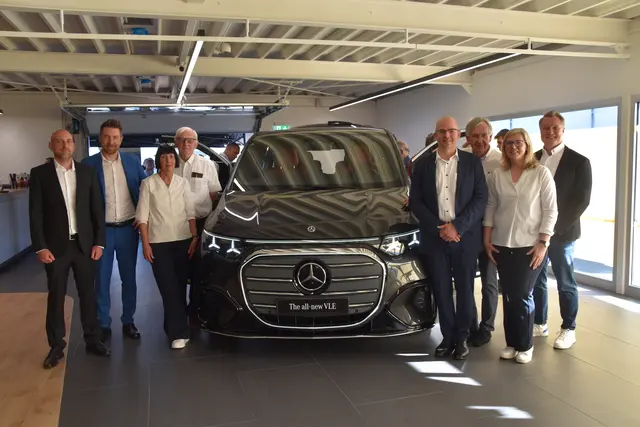Der neue VLE von Mercedes-Benz wurde als Burgenland-Premiere bei Mercedes Schranz in Oberwart vorgestellt: Georg Fennesz, Stefan Eisenschenk, Elisabeth und Reinhold Schranz, Georg und Gerhard Schranz, Andrea Saß, David Nogossek | Foto: MeinBezirk/Michael Strini