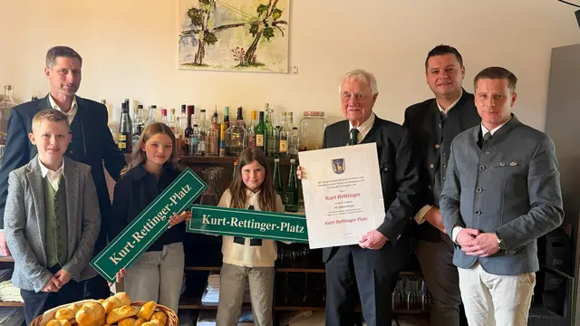 Heuer feierte man mit Altbürgermeister Kurt Rettinger dessen 90. Geburtstag. Gemeindechef Patrick Rosenberger (r.) gratulierte.  | Foto: Gemeinde