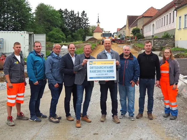Bei der Baustelle: Lukas Preineßl (STM Raabs), Christoph Hoffellner (Betriebsleiter STM Raabs), Rainer Hubmayer (Leiter STM Raabs), Rainer Hochstöger (Leiter NÖ Straßenbauabteilung Waidhofen), 2. Landtagspräsident Gottfried Waldhäusl, Bürgermeister Franz Fischer, Stadtrat Franz Waitz, Stadtrat David Dejcmar und Lisa Buchmayer (STM Raabs) | Foto: Land NÖ