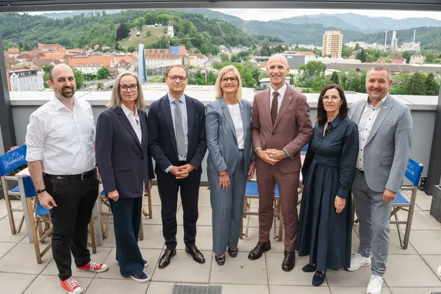 Über den Dächern von Bruck: Michael Ulm (WKO Regionalstellenobmann-Stv.), Thomas Marichhofer (WKO-Regionalstellenobmann), Roland Kristl (Geschäftsführer Inteco-Gruppe), Susanne Kaltenegger (Bürgermeisterin), Cornelia Izzo (Landtagsabgeordnete), Willibald Ehrenhöfer (Landesrat).