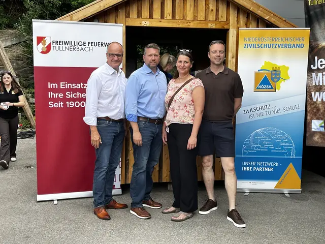Bürgermeister aus Wolfgraben Christian Lautner (links) besuchte auch den Gesundheitstag in Tullnerbach.  | Foto: Gesunde Gemeinde Tullnerbach