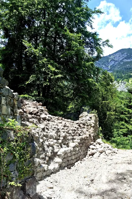 Diesen Teil der Ringmauer werden die Lehrlinge der Fa. Fröschl sanieren.
 | Foto: Geschichtsverein Chronos