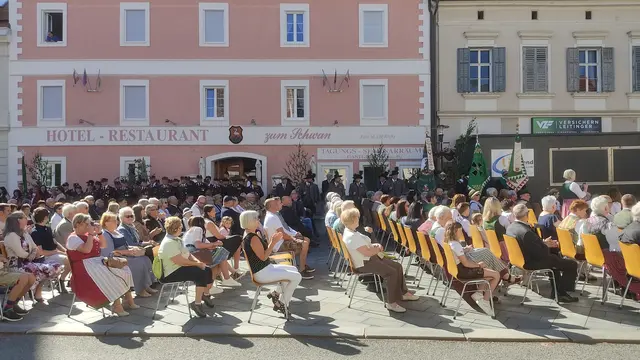 ...die Hl. Messe unter freien Himmel am Hauptplatz zu feiern. | Foto: Günther Koch