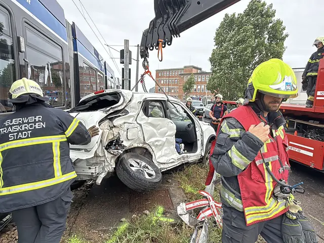 Ein Kleinwagen kollidierte an einem Bahnübergang mit einer Badner-Bahn. | Foto: BFKDO BADEN