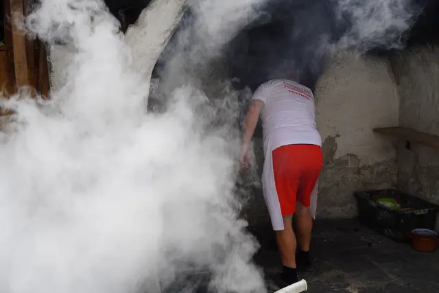 Bei über 200°C wird die Asche aus dem Ofen geholt und damit Platz für die Teigleiber gemacht, die dann mindestens eine halbe Stunde im heißen Gewölbe zum fein duftenden Produkt heranreifen. 