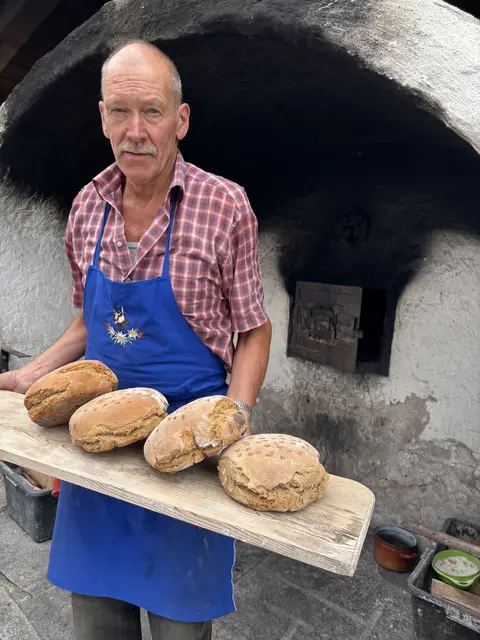 Frisch gebackenes Brot aus dem rund 400 Jahre alten Holzbackofen lockte zahlreiche Besucherinnen und Besucher nach Oberpettnau.