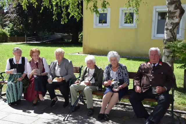 Einen Sitzplatz  im Schatten für  einige Prozessionsteilnehmer und Teilnehmerinnen bei der Pfarrkirche  | Foto: MeinBezirk/Josef Strohmeier