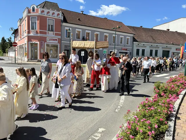 Fronleichnamsprozession führte durch die Innenstadt zum Mutter-Teresa-Platz. | Foto: Anna Maria Kaufmann