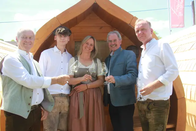 Karl Wilfing und die Familie Küssler vor einer Wellnesshütte. | Foto: Mold