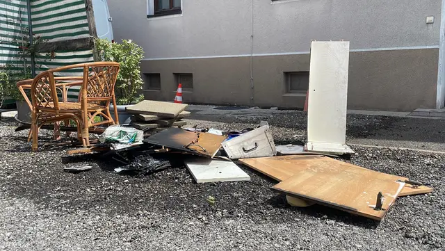 Bei der weiteren Kontrolle der Wohnung stießen die Einsatzkräfte auf einen Glimmbrand im Bereich der Küche. | Foto: DOKU NÖ