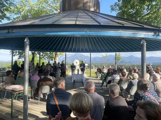 Zahlreiche Gläubige feierten im Bürgerlustpark gemeinsam die Maiandacht mit Stadtpfarrer Dechant Zoltan Papp und Umrahmung durch den Kirchenchor und Querflöten-Begleitung. | Foto: Privat