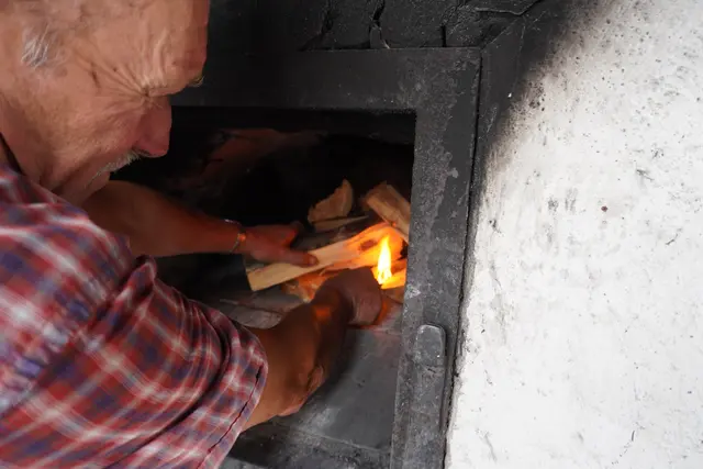Heizer Rudolf Artho hatte alle Hände voll zu tun, den Ofen in der Pettnauer "Schmalzgasse" mit brennenden Holzscheitern auf Temperatur zu halten. 