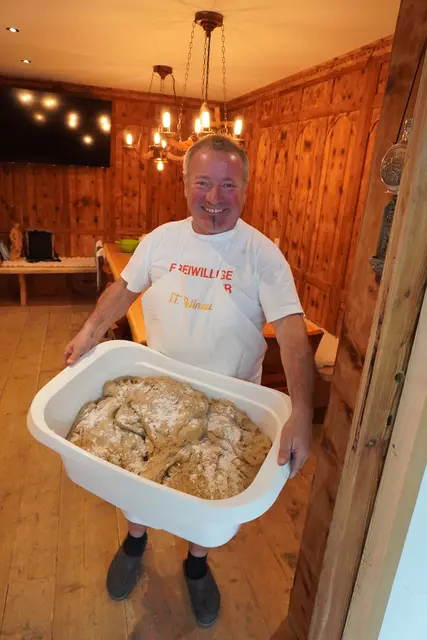 Nach dem Kneten mit einer alten Maschine aus den 60er Jahren muss der Teig eineinhalb Stunden lang zugedeckt ruhen, bevor die Frauen aus ca. 1,20 kg schweren Teigportionen an den beiden Tagen über zweihundert Brotleiber formen.