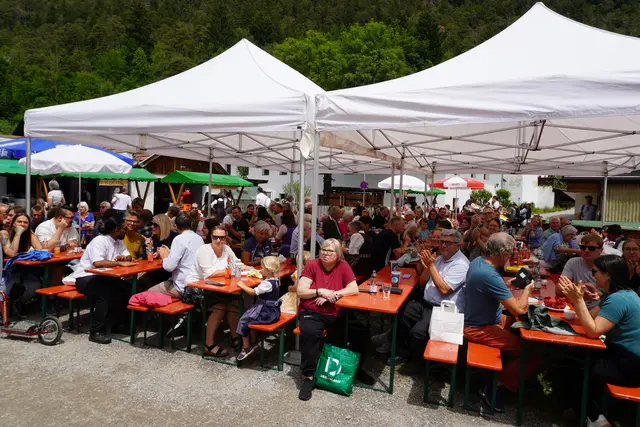 Viele reservieren schon am Vortag ihr Stück, Geduld ist nötig, um zu seinem Brot zu kommen. Musikkapelle, Bier, Schnitzel oder Würstel verkürzen die Wartezeit am stark besuchten Festplatz hinter dem Mellaunerhof.
