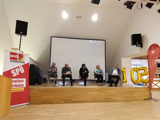Ehemalige Bürgermeisterinnen und Gemeindevorständin Eva-Christina Wolf fanden sich zur Diskussion auf der Bühne zusammen. 
