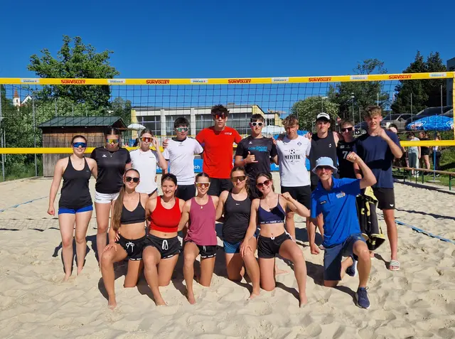 Beim Schulbeachcup in Zwettl dominierten die URW-Partnerschulen das Geschehen auf den Sandplätzen. | Foto: Union Raiffeisen Waldviertel