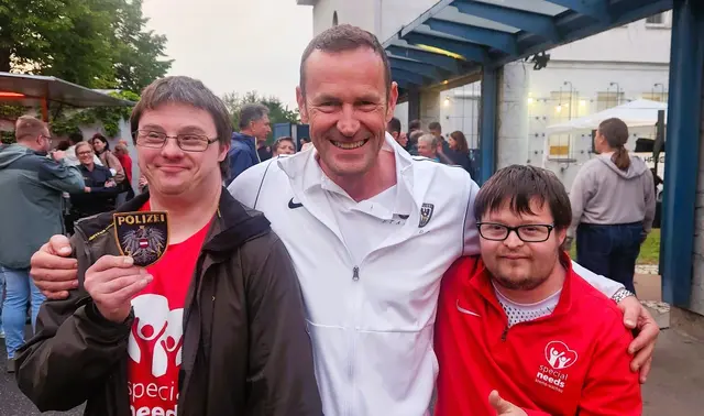 Der Chef der PI-Krems mit den fleißigen Helfern der Special Needs Krems-Wachau | Foto: em