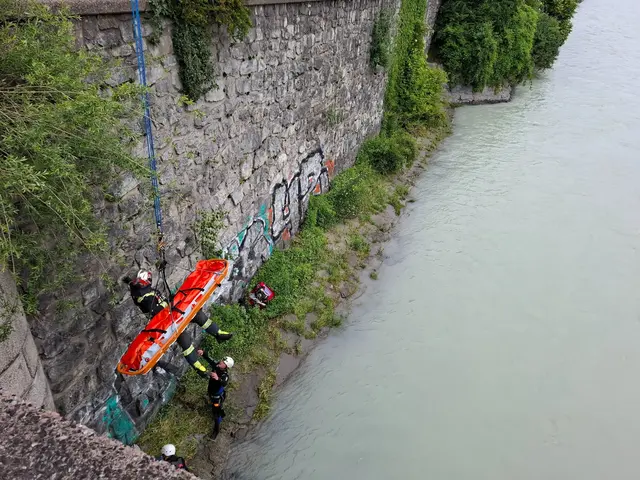 Ein Mann stürzte Anfang Juni von der Universitätsbrücke in Innsbruck.  | Foto:  Rotes Kreuz Innsbruck