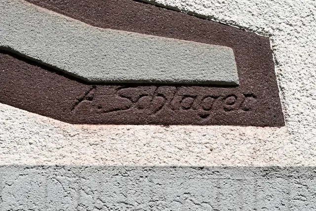 A. Schlager. Signatur so quasi am linken Fuße des Trommlers der Türkenpfeifer. | Foto: Hans-Peter Kriener
