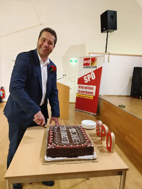Partei-Vorsitzender und Vizebürgermeister Rainer Schmitl übernahm das Anschneiden der Torte.