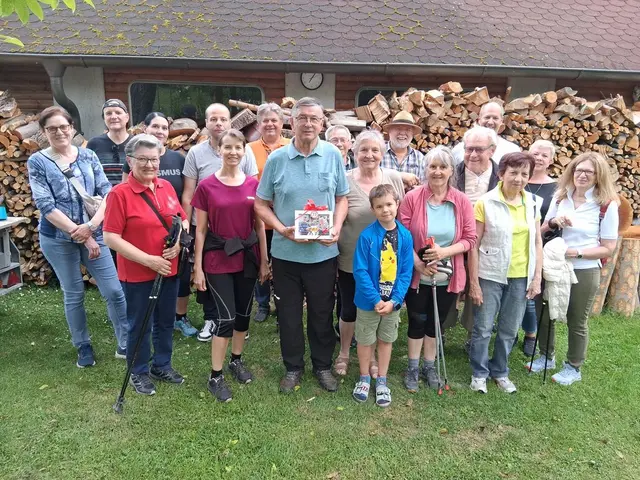 Foto Werner Schöll von links: Karla Schöll,Marko Jakob, Margarete Sachs, Victoria Waranitsch, Horst Hausensteiner, Esther Jordanich, Erwin Grössing, Geburtstagskind Erich Schock, Werner Wildzeiss, Maria Schock, Daniel Gut, Wolfgang Banny, Silvia Piniel, Walter Kalod, Michael Gut, Herta Wilfinger, Anita Gut und Edith Banny. | Foto: Werner Schöll