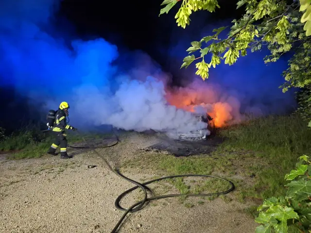 Nacht-Einsatz für Feuerwehr - Pkw-Vollbrand hielt Statzendor