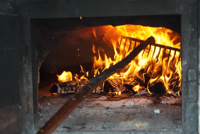Heizer Rudolf Artho hatte alle Hände voll zu tun, den Ofen in der Pettnauer "Schmalzgasse" mit brennenden Holzscheitern auf Temperatur zu halten. 