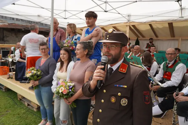 Feuerwehrkommandant Lukas Berchtold bedankte sich beim langjährigen Brotbackteam für mehr als drei Jahrzehnte Einsatz rund um den historischen Backofen.