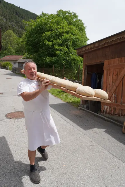 Etwa 50 Brotleiber gehen pro Backdurchgang in den Ofen, mehrmals am Tag wiederholt sich die Prozedur. "Früher haben wir mit etwa 75 Stück angefangen, damals haben wir sogar den Teig mit der Hand geknetet. Heute machen wir etwa 250 Stück, und haben immer noch zu wenige", erklärt Hobby-Brotmacher Josef Riml. 