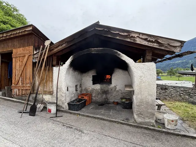 Der originale, etwa 400 Jahre alte und restaurierte Backofen in der Pettnauer Schmalzgasse zog auch heuer zu Fronleichnam die Massen an.