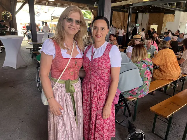 Fesch im Dirndl: Gastgeberin Karin Stromberger (li) mit der Gattin von GR Bernd Hamböck | Foto: Brigitte Gady