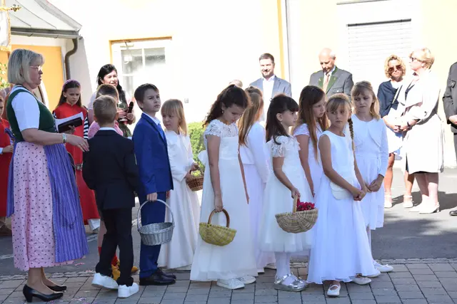 Erstkommunionkinder sind mit Blumen auch dabei | Foto: MeinBezirk/Josef Strohmeier