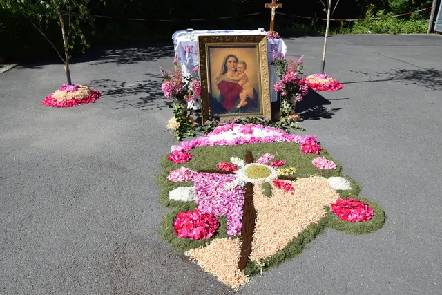 Blumenteppich von den Ministranten (MINIS) | Foto: MeinBezirk/Josef Strohmeier
