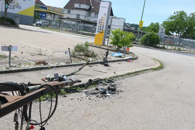 Der Unfall hinterließ eine Spur der Verwüstung. | Foto: Laumat.at/Matthias Lauber