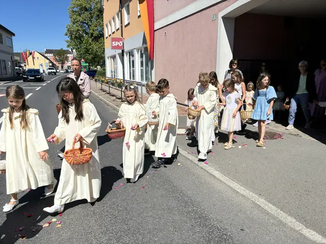 Die Erstkommunionkinder streuten bunte Rosenblätter. | Foto: Anna Maria Kaufmann