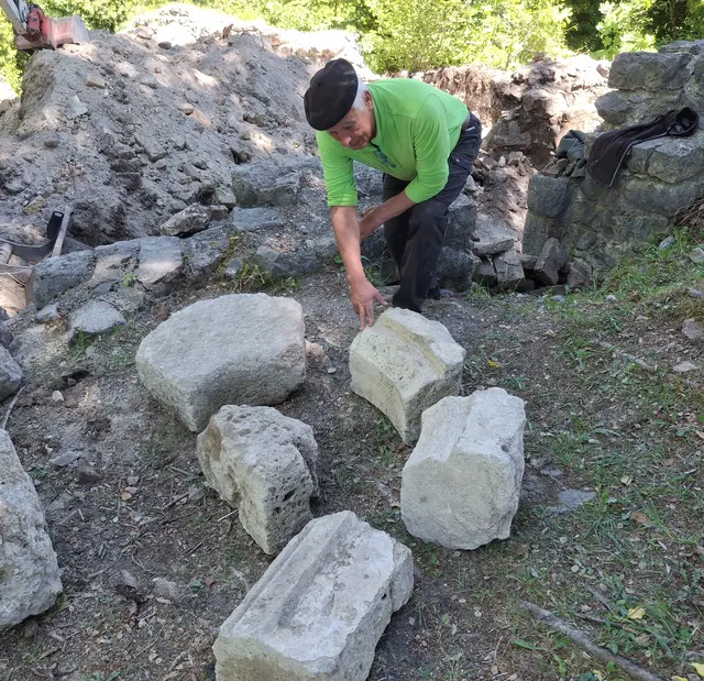 Gewändesteine: Solche Steine dienten zur Einfassung von Fenstern und Türen. | Foto: Geschichtsverein Chronos