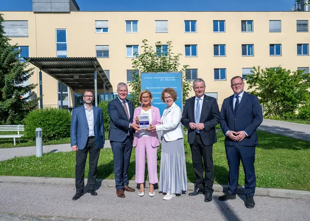 ZBR-Vorsitzender Gottfried Feiertag, Landesrat Anton Kasser, Landeshauptfrau Johanna Mikl-Leitner, Landesrätin Christiane Teschl-Hofmeister, Vorstand NÖ LGA Gerhard Dafert und Abteilungsleiter Personal und Organisation Rupert Schreine. | Foto: NLK Burchhart