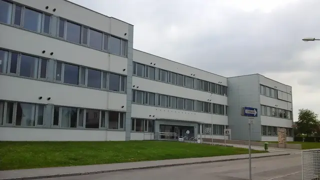 Direktor Peter Hofbauer führte die ehemaligen Schüler durch das Schulgebäude. | Foto: Privat