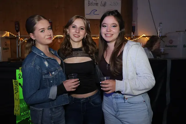 Helena, Carina und Hannah trinken auf einen super Partyabend. | Foto: Markus Bäumler/zema-medien.de