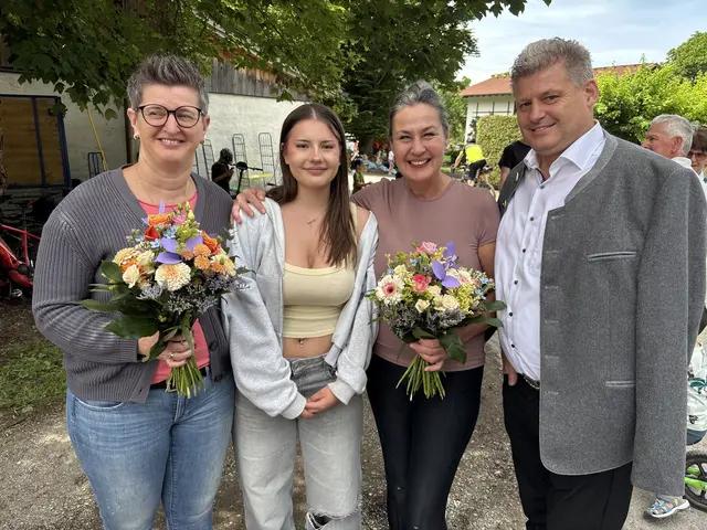 Gemeinsam für die Tradition: Feuerwehrfunktionäre, Helfer, Familienmitglieder und Unterstützer machten das Backofenfest 2026 möglich.